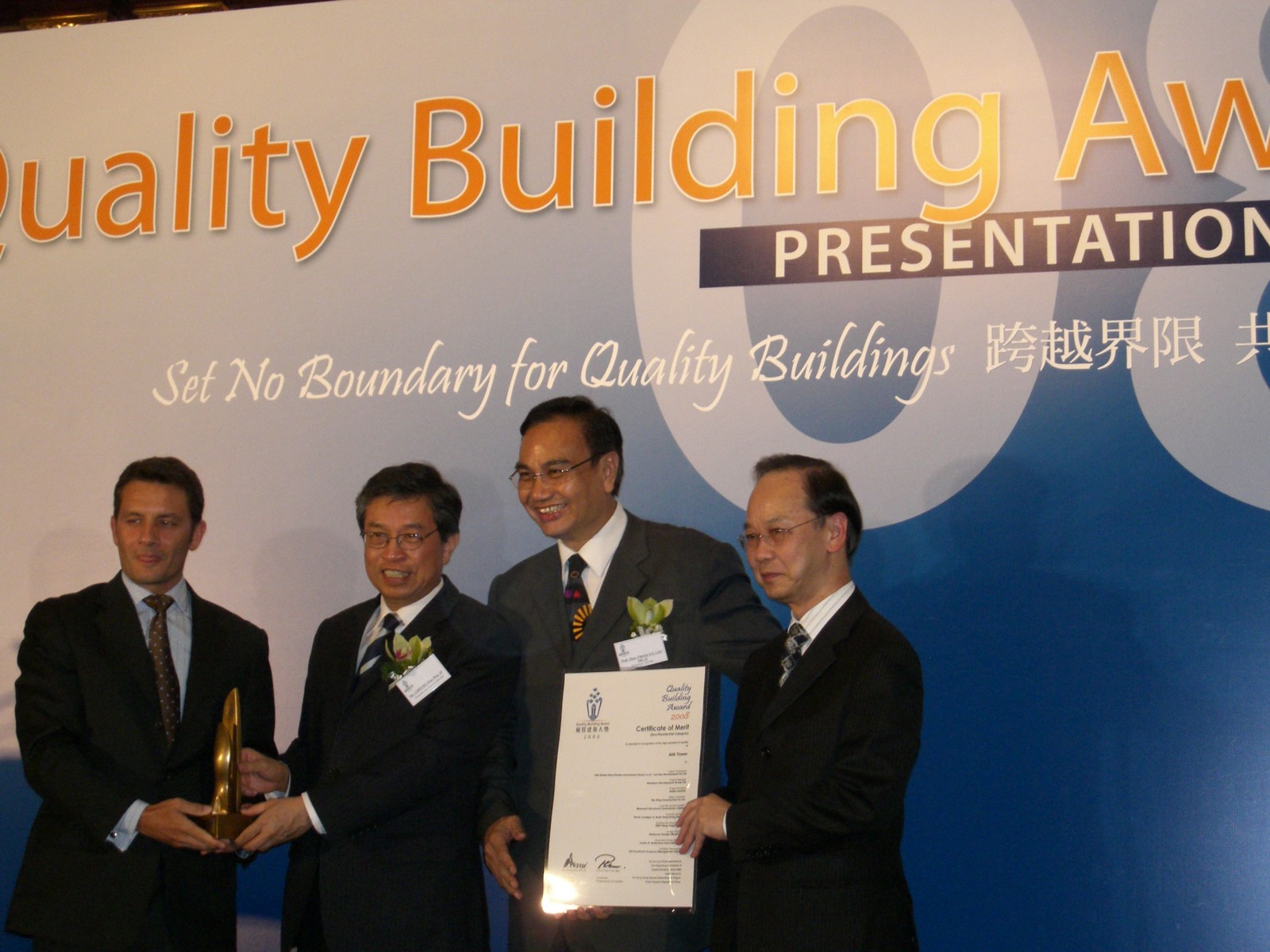 Dr. Tong Yuk-lun (Right 1), Managing Director of Hip Hing Construction Co. Ltd. receives the awards